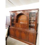 REPRODUCTION MAHOGANY FRAMED LIVING ROOM DISPLAY CABINET WITH CENTRAL ARCHED OPEN SHELF WITH DROP