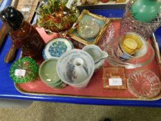 TRAY CONTAINING MIXED GLASS WARES, STUDIO GLASS VASE ETC