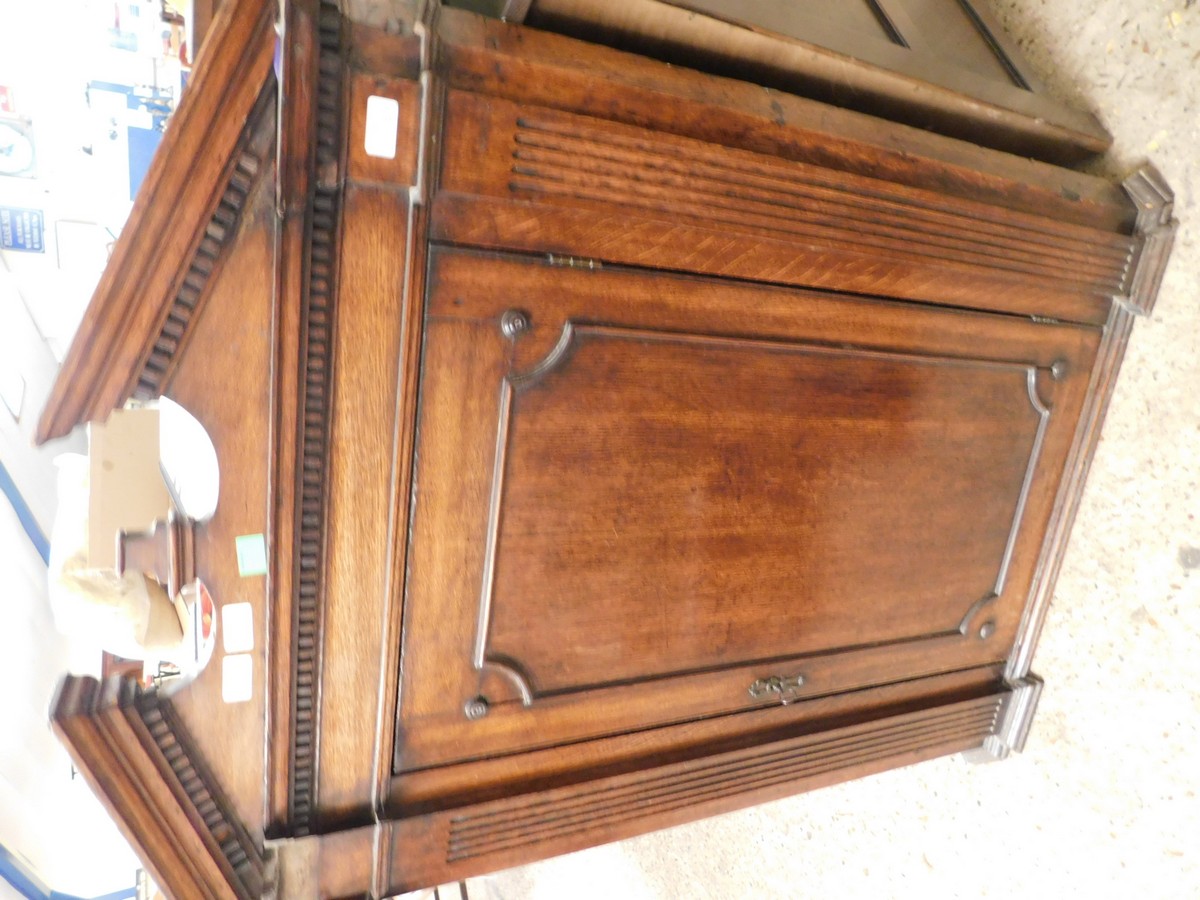 LATE 18TH/EARLY 19TH CENTURY OAK CORNER MOUNTED CUPBOARD WITH SINGLE PANELLED DOOR WITH REEDED