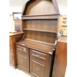 MID-20TH CENTURY OAK FRAMED ARCH TOP DRESSER, THE TOP WITH TWO FIXED SHELVES, THE BASE WITH TWO