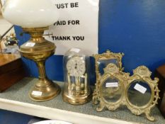 VICTORIAN BRASS OIL LAMP AND SHADE TOGETHER WITH A DOME TOP ANNIVERSARY CLOCK AND TWO BRASS EASEL