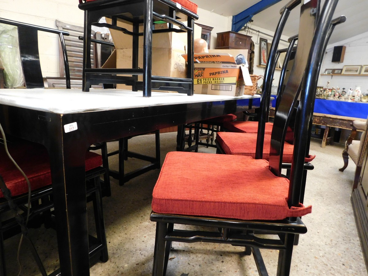 ORIENTAL EBONISED DINING TABLE AND A SET OF EIGHT CHAIRS WITH SHAPED SPLAT BACKS AND RED UPHOLSTERY,