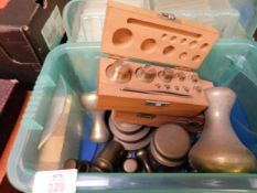 BOX CONTAINING VINTAGE BRASS WEIGHTS ETC