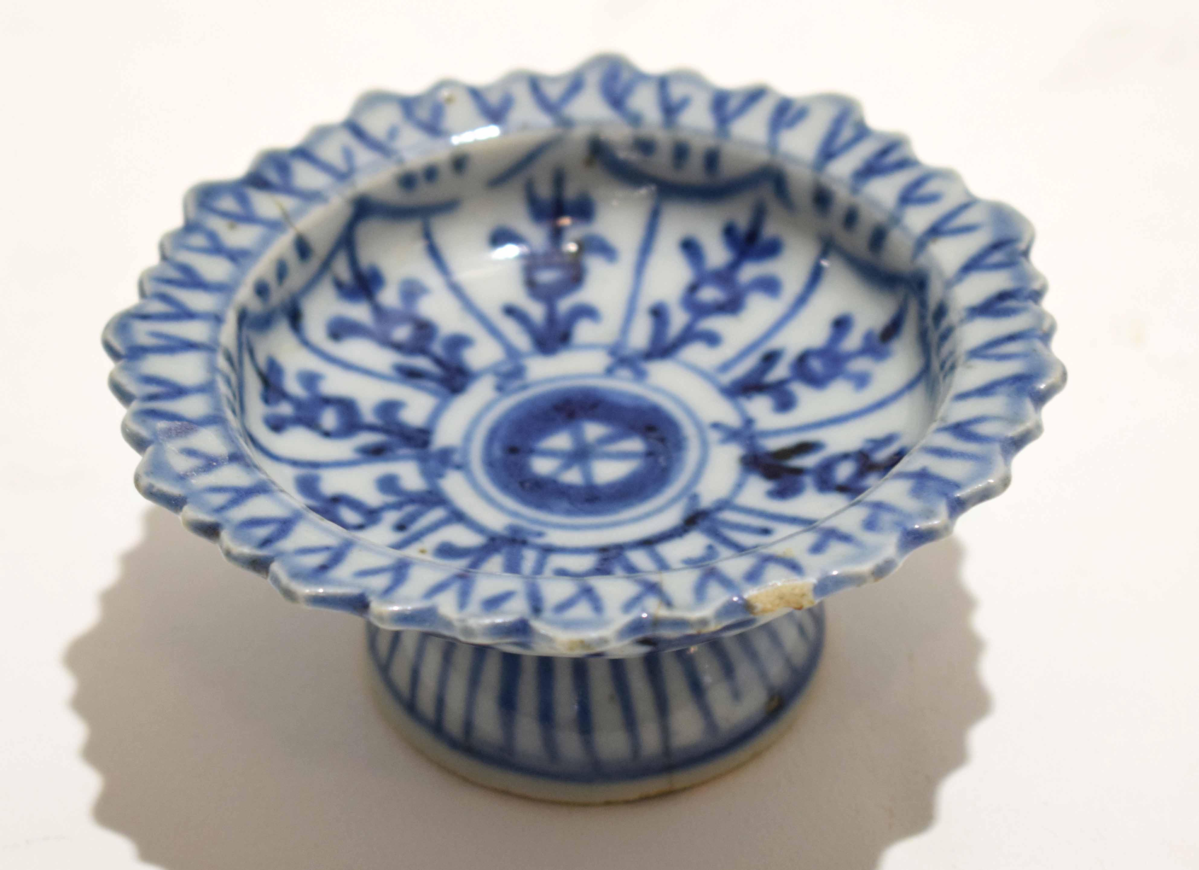 Small Chinese porcelain bowl with pie-crust rim decorated in Ming style, 10cm diam