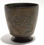 Good quality bronze vase depicting a Roman battle scene on a circular stepped foot, 13cm diam x 14cm