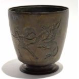 Good quality bronze vase depicting a Roman battle scene on a circular stepped foot, 13cm diam x 14cm