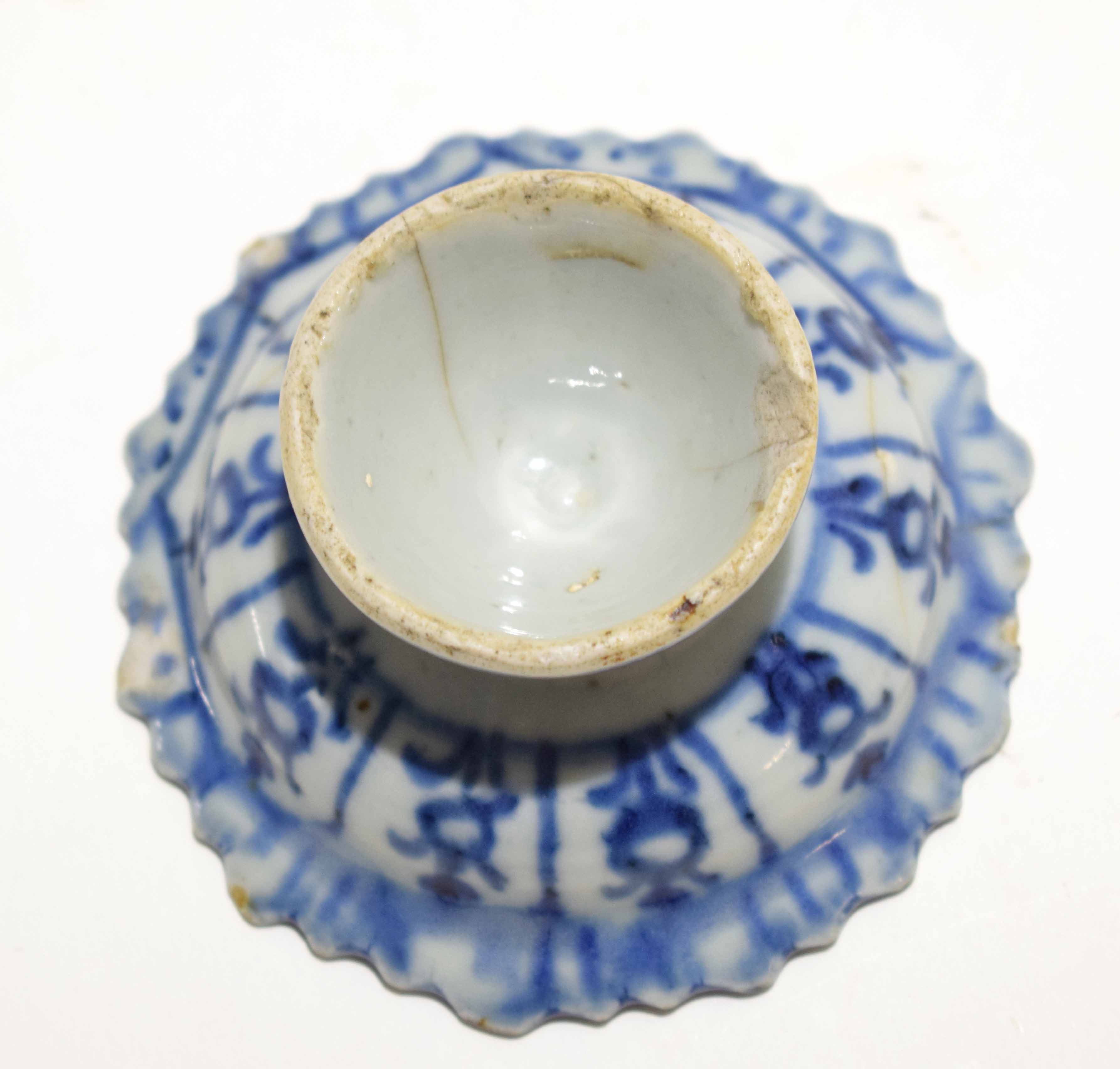 Small Chinese porcelain bowl with pie-crust rim decorated in Ming style, 10cm diam - Image 3 of 3