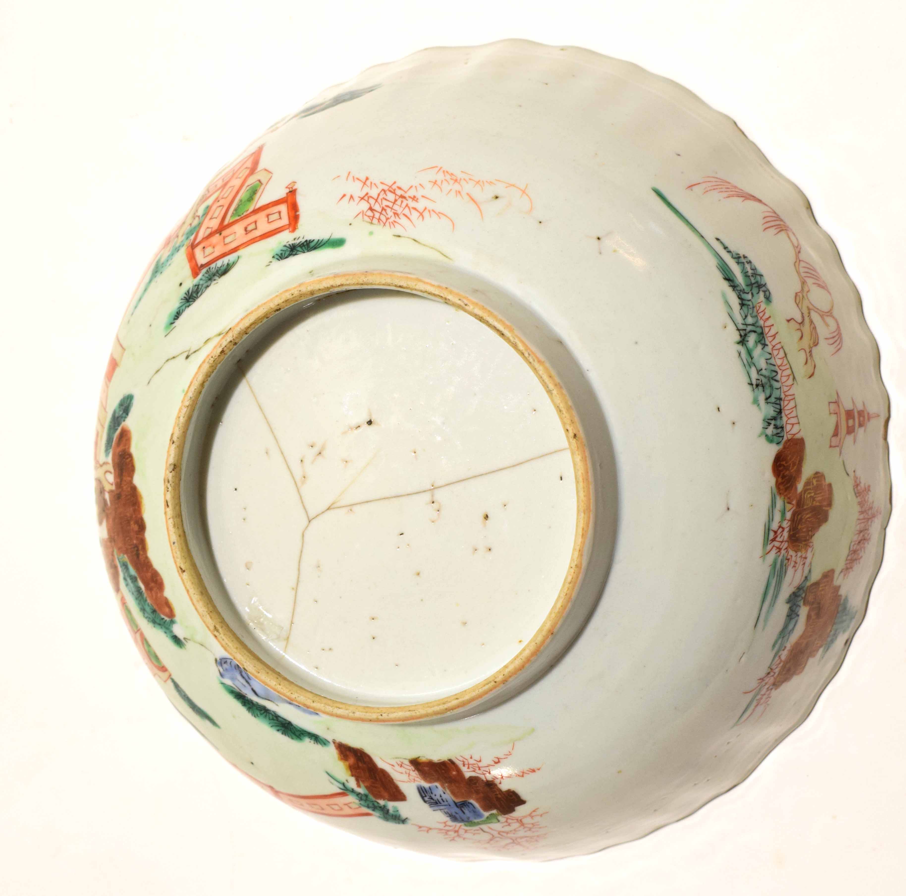 18th century lobed Chinese porcelain bowl with polychrome decoration of landscape scenes, 24cm diam - Image 3 of 3