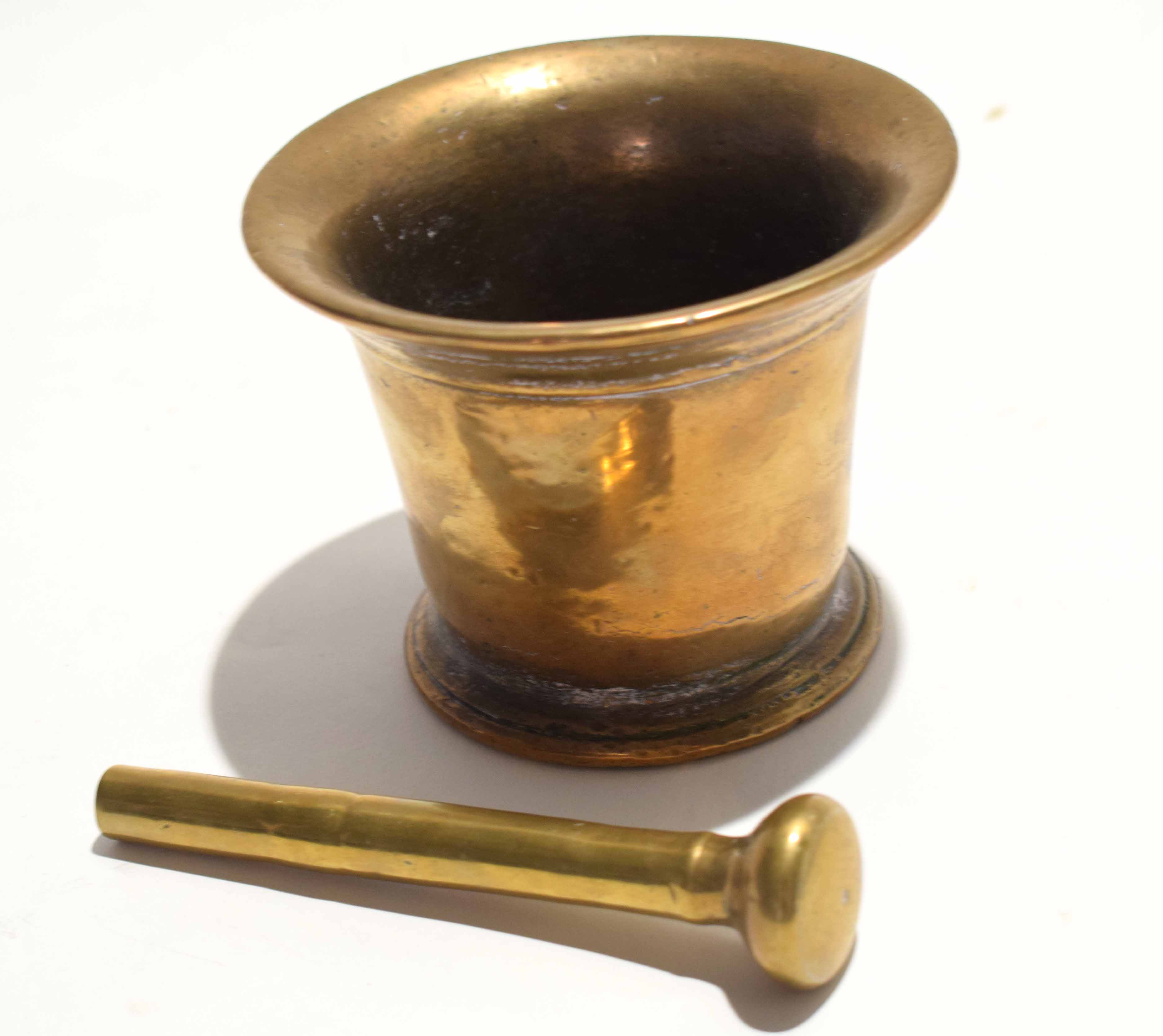 Late 17th/early 18th century bronze pestle and mortar 12cm diam x 10cm high