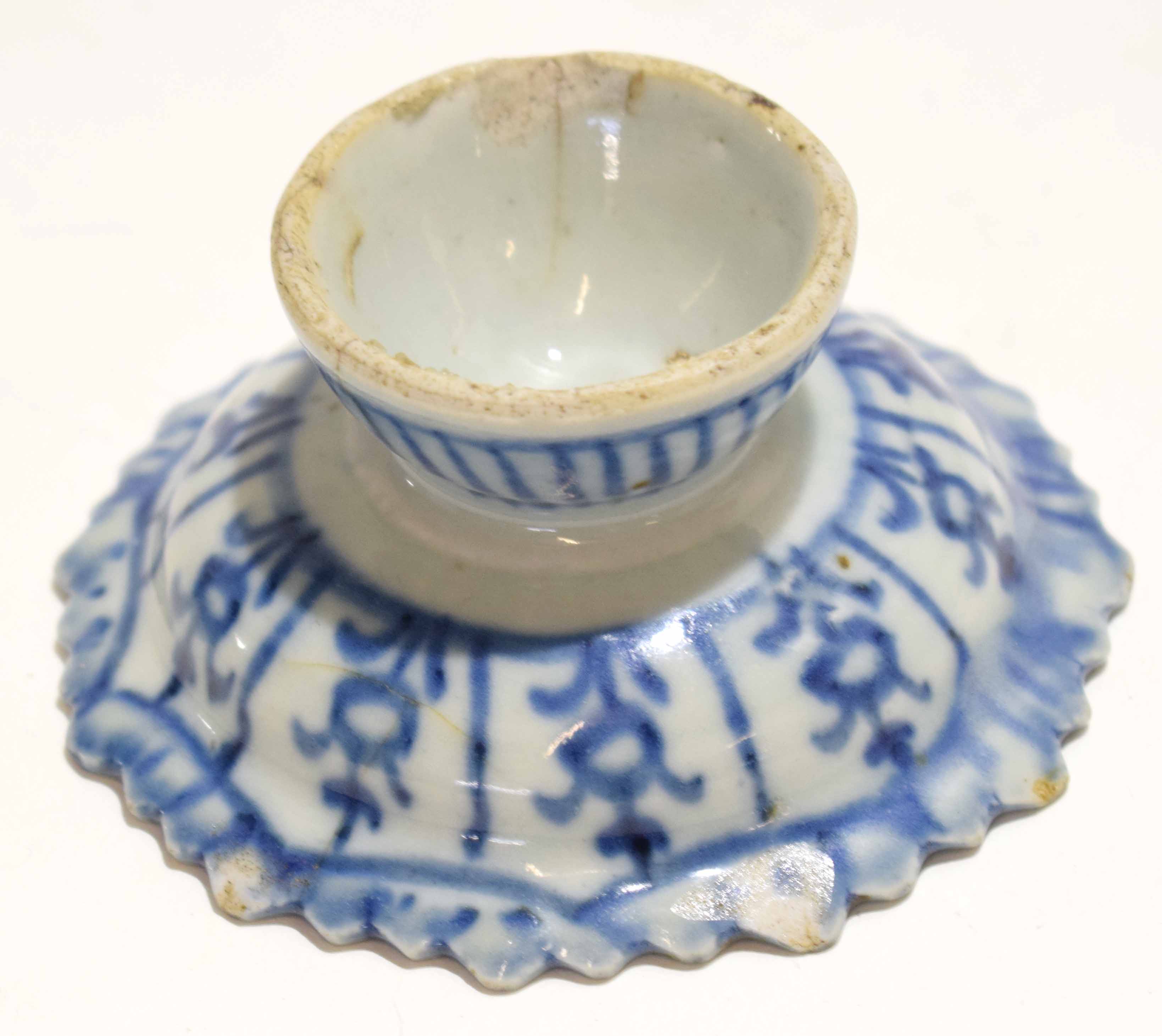 Small Chinese porcelain bowl with pie-crust rim decorated in Ming style, 10cm diam - Image 2 of 3