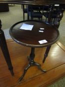 REPRODUCTION MAHOGANY WINE TABLE ON TRIPOD BASE