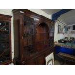 REPRODUCTION MAHOGANY FRAMED LIVING ROOM DISPLAY CABINET WITH CENTRAL ARCHED OPEN SHELF WITH DROP