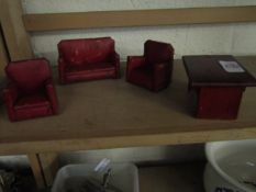 VINTAGE GROUP OF DOLLS HOUSE FURNITURE VIZ RED LEATHER COVERED THREE PIECE CLUB SUITE AND STAINED