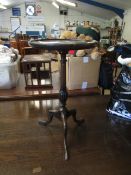 REPRODUCTION MAHOGANY WINE TABLE ON TRIPOD BASE