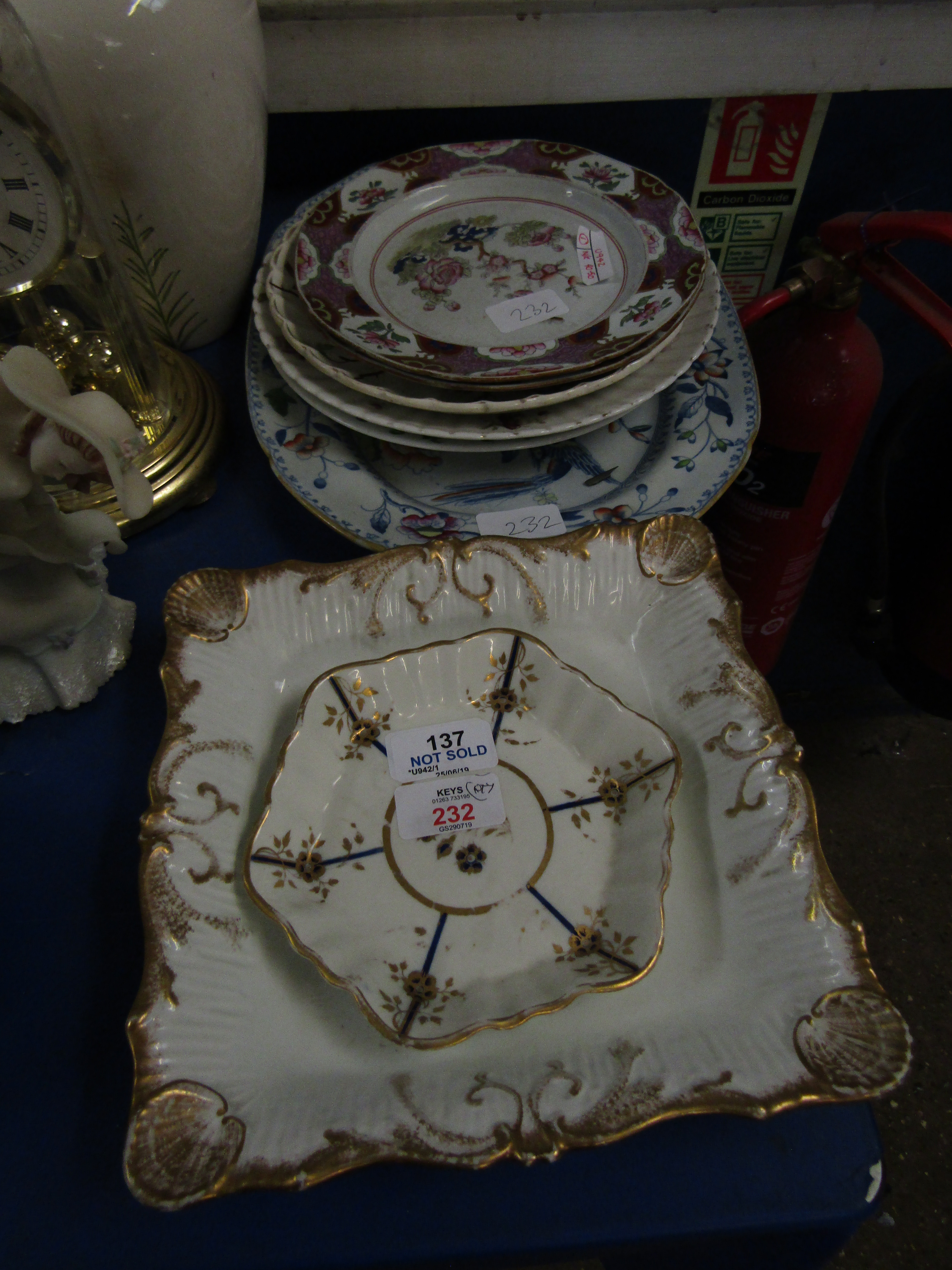 GROUP OF PORCELAIN ITEMS INCLUDING A CAUGHLEY LATE 18TH CENTURY TEA POT AND STAND, VARIOUS PLATES