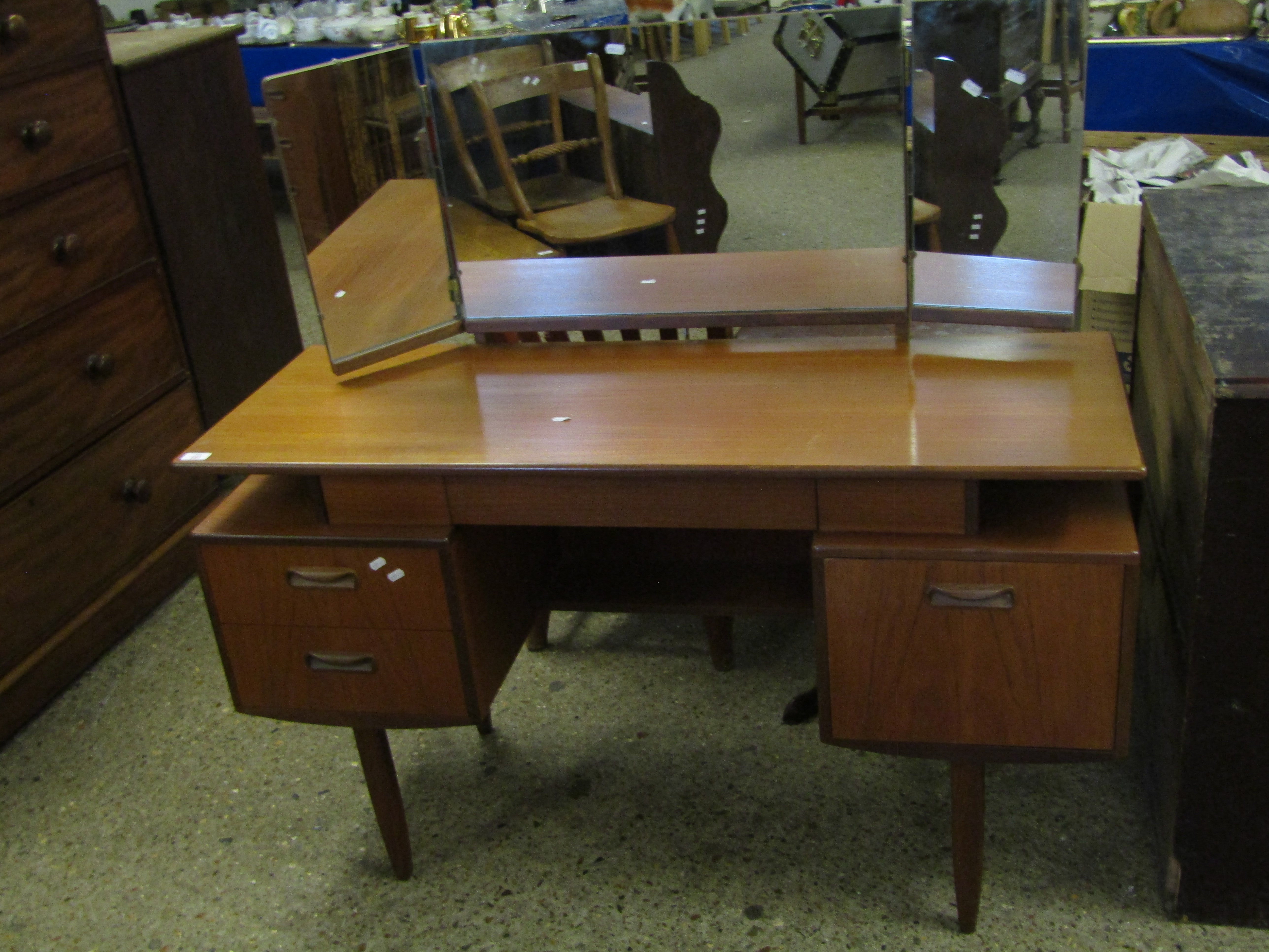 RETRO G-PLAN TRIPLE MIRROR BACKED DRESSING TABLE FITTED WITH FIVE DRAWERS ON TURNED LEGS