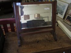 GEORGIAN MAHOGANY DRESSING TABLE MIRROR WITH SQUARE REEDED SUPPORTS