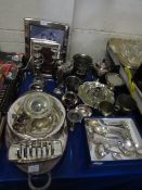 MIXED LOT OF MODERN SILVER PLATED WARES TO INCLUDE TWO HANDLED TRAY, FLATWARES, EASEL BACKED PICTURE