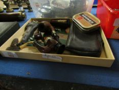 BOX CONTAINING MIXED SMOKER'S EQUIPMENT TO PIPES, CHEROOTS, ETC