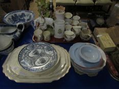 MIXED GRADUATED SET OF THREE CREAM AND GILT RIMMED PLATES, COLLECTORS PLATES, AND A FURTHER TRAY