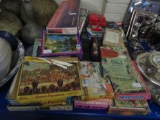 BUNDLE CONTAINING MIXED VINTAGE GAMES, JIGSAWS ETC