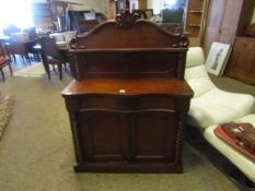 VICTORIAN MAHOGANY CHIFFONIER WITH SERPENTINE FRONT, SCROLL PEDIMENT WITH CENTRAL SHELF RAISED ON