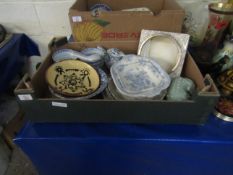 BOX CONTAINING MIXED BLUE AND WHITE PRINTED WARES, SLIPWARE TYPE BOWL ETC