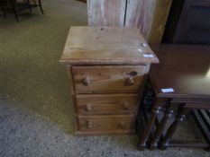 SMALL PINE BEDSIDE CHEST WITH THREE DRAWERS WITH KNOB HANDLES