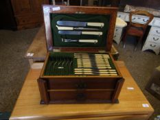 GOOD QUALITY OAK FRAMED PART CANTEEN WITH LIFT UP LID CONTAINING BONE AND SILVER PLATED CUTLERY WITH