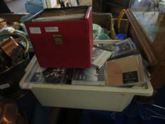 BOX CONTAINING MIXED CDS TOGETHER WITH MIXED SINGLE VINYL RECORDS