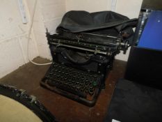 EARLY 20TH CENTURY UNDERWOOD TYPEWRITER