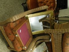 SMALL GLASS TOPPED COLLECTOR’S CABINET TOGETHER WITH A DECORATIVE GILT FRAMED BEVELLED EDGE MIRROR