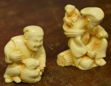 Group of two small ivory figures, early 20th century, one with a rabbit, 4cm high