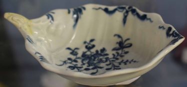 Lowestoft porcelain pickle dish, circa 1780, with blue and white decoration (handle restored),