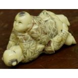 Early 20th century ivory model of two wrestlers, 5cm high