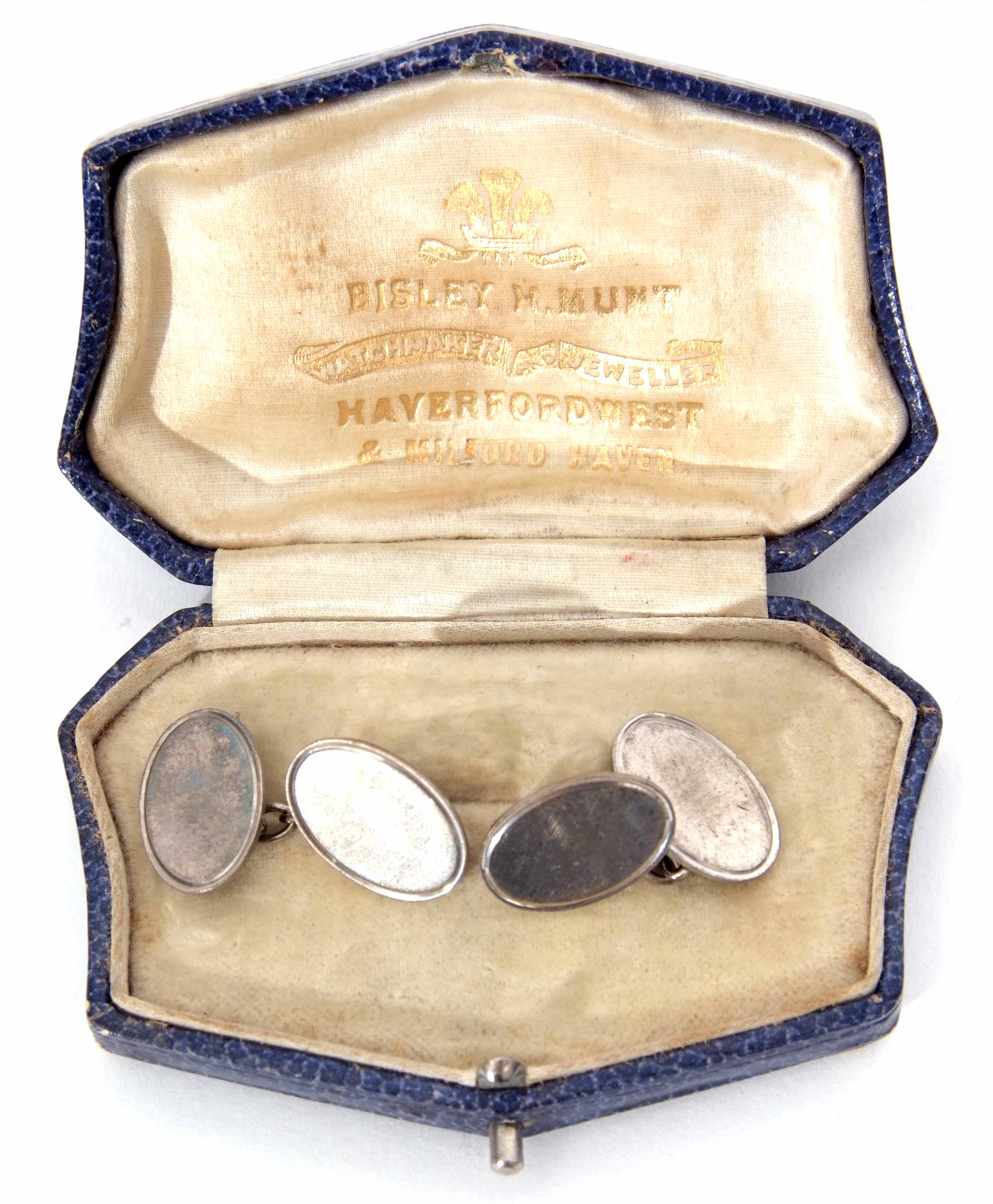 Mixed Lot: cased set of three carved sardonyx buttons, pair of hallmarked silver cufflinks, oval - Image 3 of 4