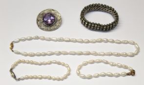 Mixed Lot: vintage expanding metal bracelet, paste set, a white metal and purple stone brooch, pearl