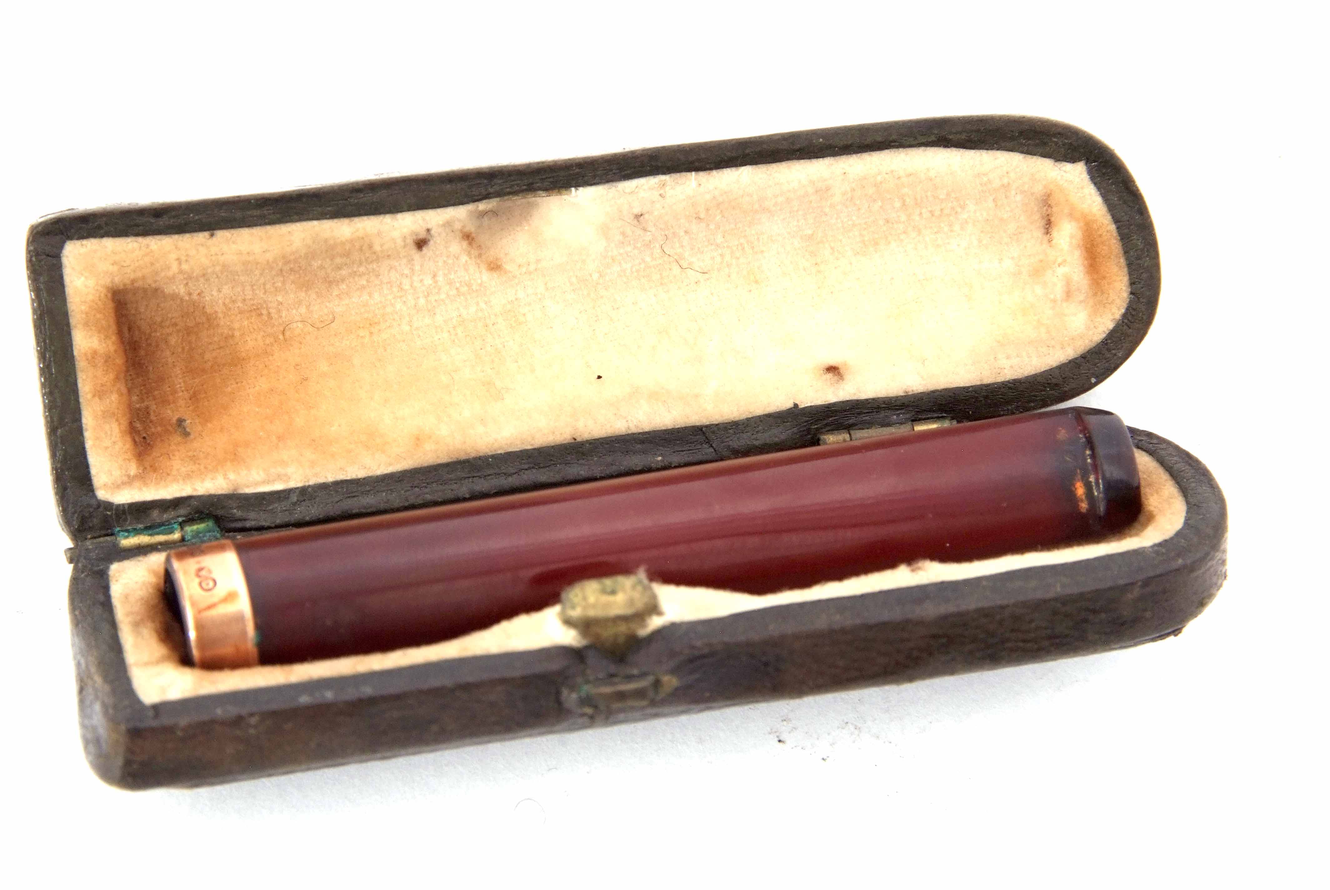 Antique gold and cherry amber cheroot holder, the 9ct gold band hallmarked Birmingham 1919 in