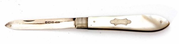 George V silver bladed and mother of pearl folding fruit knife, plain polished blade to further