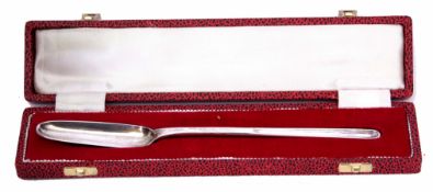 Elizabeth II double ended marrow scoop of plain polished form, length 21.5cm, weight approx 48gms,