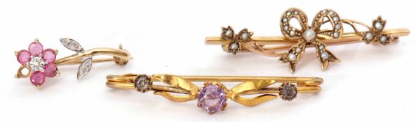 Mixed Lot: 9ct stamped bar brooch set with a seed pearl, tied ribbon and leaves design, a 9K stamped