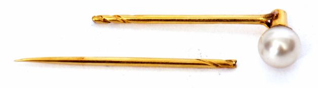 Antique cased pearl finial stick pin, the cultured pearl sits in a cup mount to a screw fitting (a/