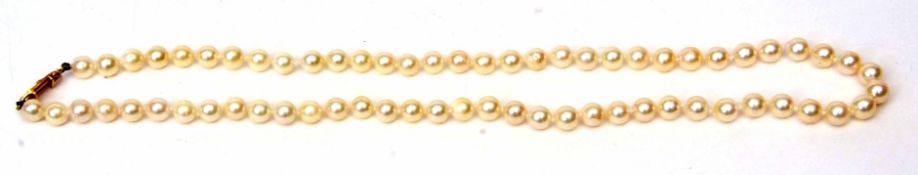 Cased single row of cultured pearl necklace of uniform size (5mm) to a 375 stamped clasp, 200mm long