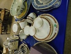 QUANTITY OF SALISBURY GILT TRIMMED TEA AND DINNER WARES