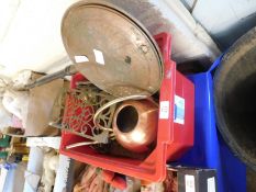 BOX OF MIXED BRASS AND COPPER WARES TO INCLUDE A WARMING PAN, TRIVET, FIRE GRATE ETC