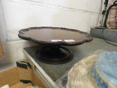 MAHOGANY LAZY SUSAN OF HIPPED CIRCULAR FORM RAISED ON A TYPICAL SPREADING CIRCULAR BASE, CIRCA EARLY