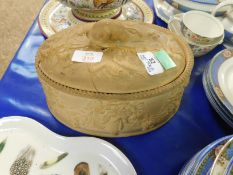 WEDGWOOD GAME TUREEN AND COVER, LATE 19TH CENTURY, THE BUFF POTTERY BODY WITH A FRUITING VINE