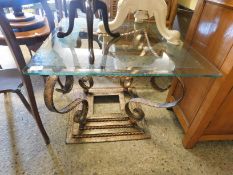 MODERN GLASS AND ETCHED SQUARE TOPPED COFFEE TABLE WITH SCROLLING METAL SUPPORTS ON A STEPPED BASE