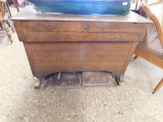 GOOD QUALITY OAK FRAMED SMALL PROPORTIONED ORGAN