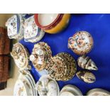 MIXED LOT OF CROWN DERBY WARES TO INCLUDE HEDGE HOG PAPER WEIGHT, BIRD FORM PAPER WEIGHT, DISHES,